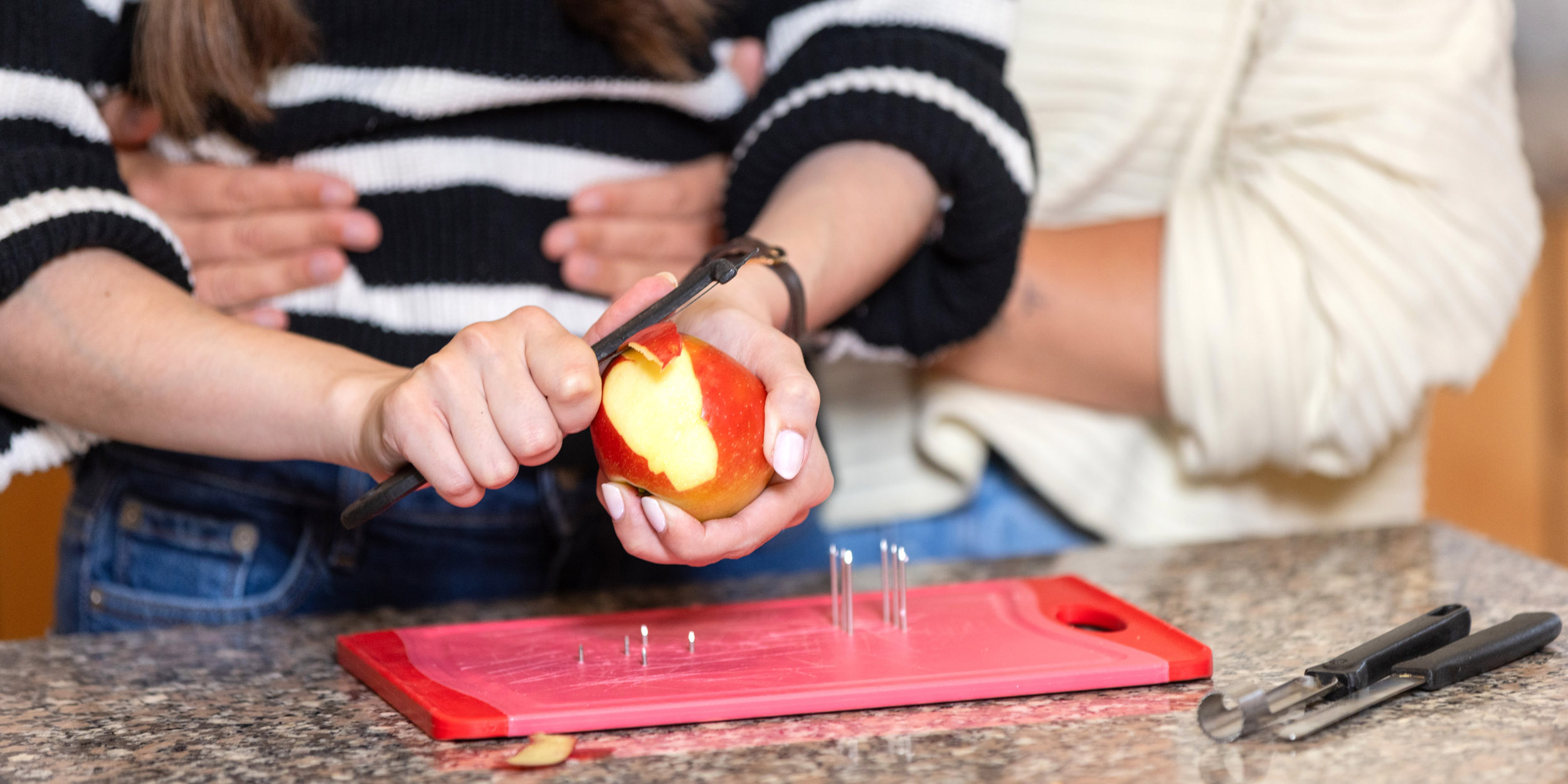 Ergotherapie: Apfel schälen